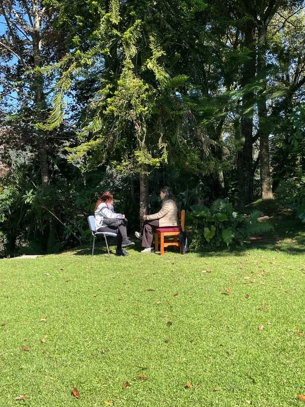 Dos personas conversando al aire libre durante un acompañamiento